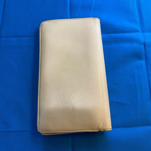 Chanel Folding Wallet in White - Picture 2 of 16